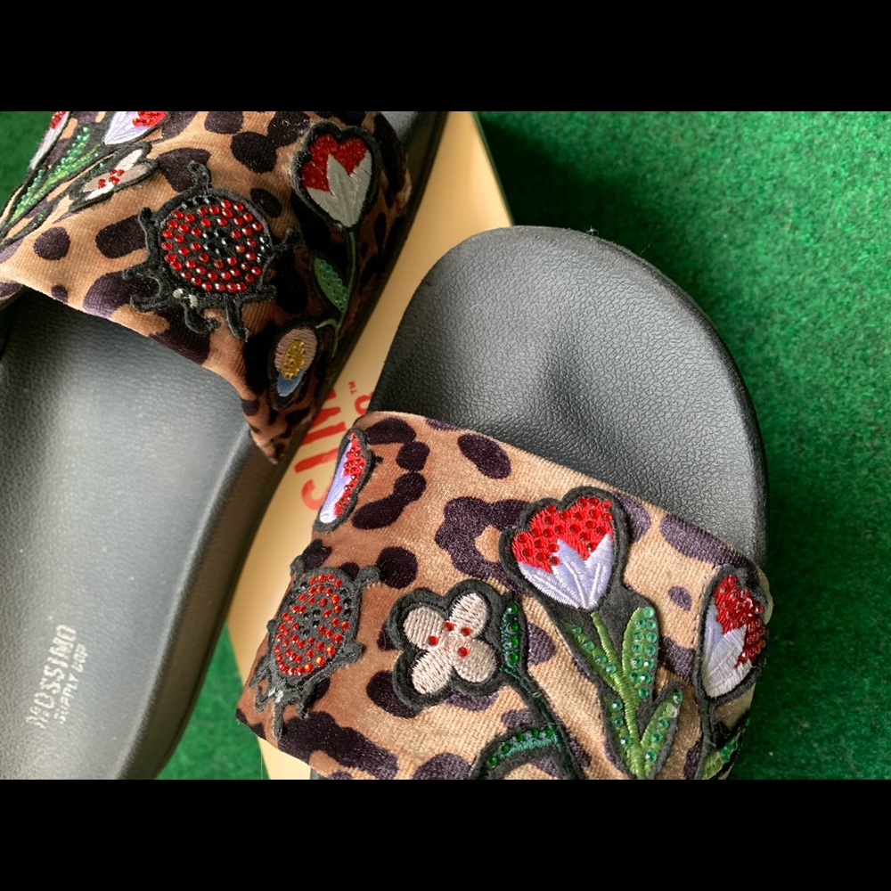 MOSSIMO embroidered ANIMAL PRINT slides